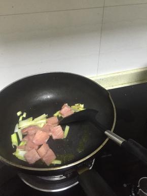 加入鲜肉片，爆炒变色，加入料酒，鲜酱油