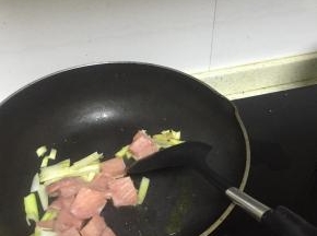 加入鲜肉片，爆炒变色，加入料酒，鲜酱油