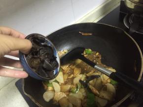 依次加入青椒、山药、黑木耳翻炒5分钟左右