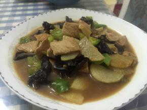 加入一点水，大火收汁，出锅即可。