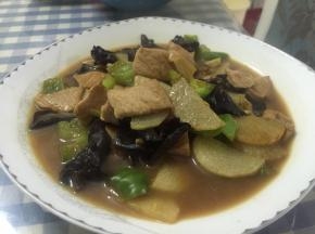 加入一点水，大火收汁，出锅即可。