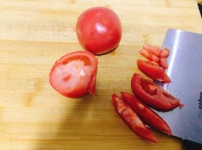 将西红柿洗净切块。