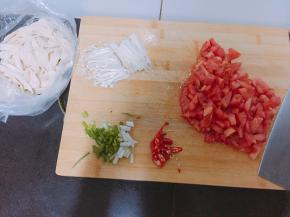 小香葱和辣椒切碎，金针菇拦腰切断。