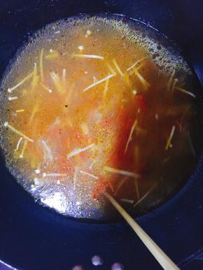 锅内加水，并加入金针菇。