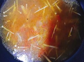 锅内加水，并加入金针菇。
