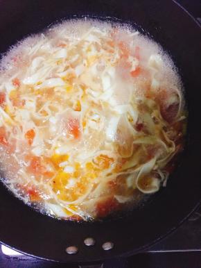 水开后加入面条。