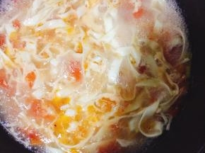 水开后加入面条。