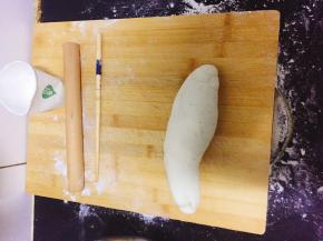 将面粉在案板上揉成一个光滑的面团，静止2小时等待发起。