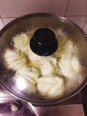 将卷好的花卷放入蒸笼。