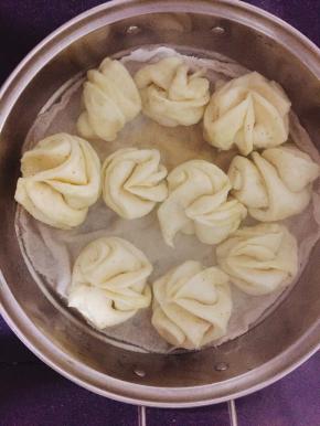 15分钟后出锅，热气腾腾的花卷就做好了。