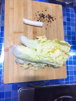取白菜心适量、葱白适量、花椒麻椒适量洗净备用。
