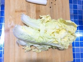 取白菜心适量、葱白适量、花椒麻椒适量洗净备用。