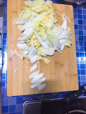 将白菜切块、葱白切段。
