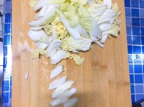 将白菜切块、葱白切段。