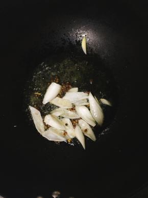 锅内到油，入葱白和花椒麻椒炒香。