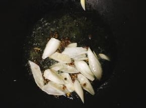 锅内到油，入葱白和花椒麻椒炒香。