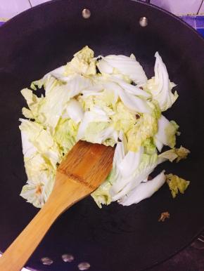 加入白菜大火翻炒。