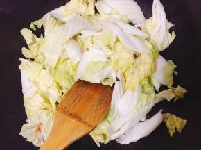 加入白菜大火翻炒。