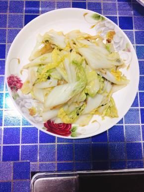 加入适量盐进行调味。出锅装盘。一盘简单好吃的下饭菜就做好了？