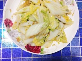 加入适量盐进行调味。出锅装盘。一盘简单好吃的下饭菜就做好了？