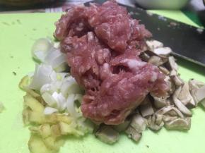 将五花肉、香菇洗干净，切成小末，加入葱姜