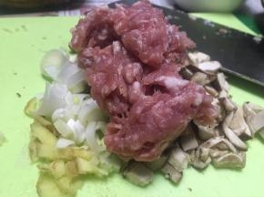 将五花肉、香菇洗干净，切成小末，加入葱姜
