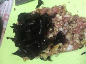 取黑木耳，切成小丁