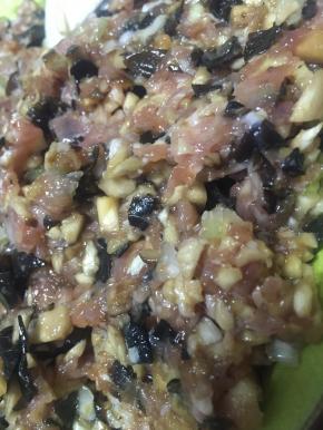 将混合肉糜，切匀