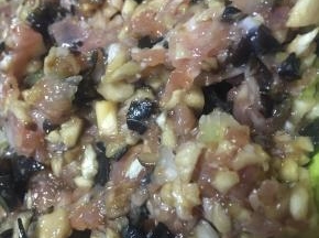 将混合肉糜，切匀