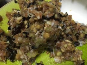 锅里加入少量油，烧热，浇在肉糜上，加入少量盐、鲜酱油、拌匀