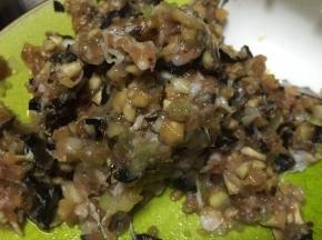 锅里加入少量油，烧热，浇在肉糜上，加入少量盐、鲜酱油、拌匀