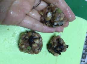 用手捏成丸子