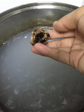 在锅子里加入水，烧开，加入肉丸子