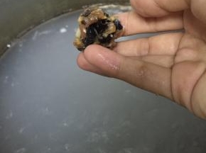 在锅子里加入水，烧开，加入肉丸子