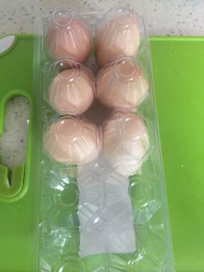 准备好鸡蛋，打开