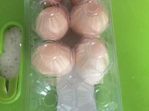 准备好鸡蛋，打开