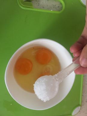 在鸡蛋里依据自己的口味加入适量的糖，打散