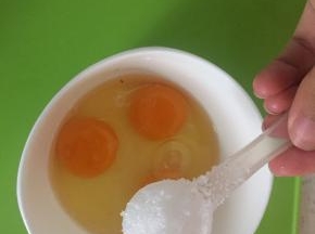 在鸡蛋里依据自己的口味加入适量的糖，打散