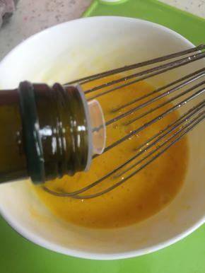 倒入橄榄油，搅拌均匀