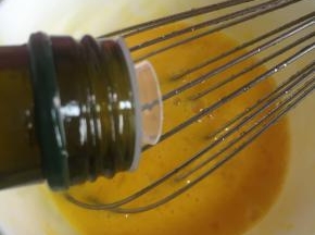 倒入橄榄油，搅拌均匀