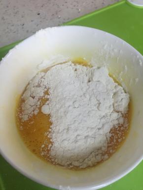 加入面粉，再次搅拌