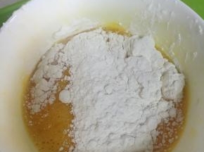 加入面粉，再次搅拌