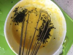 撒入黑芝麻，搅拌均匀