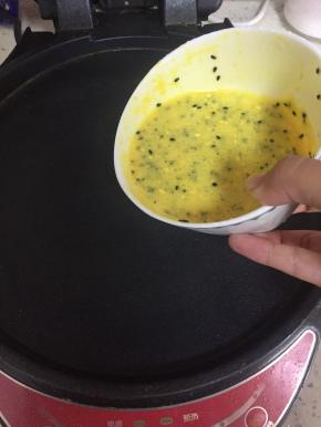 电饼铛里无需加油，加热，倒入调好的蛋液