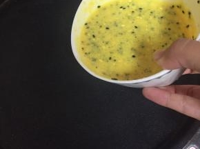 电饼铛里无需加油，加热，倒入调好的蛋液
