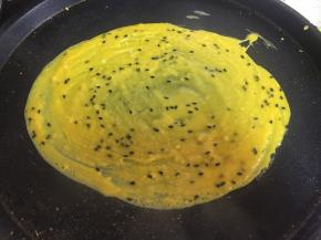 按下电饼档开关，开始加热，摊出的薄饼越薄，越酥脆。