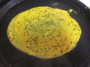 按下电饼档开关，开始加热，摊出的薄饼越薄，越酥脆。