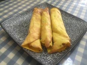 卷好后，放凉，就会变得酥脆了，透着黑芝麻的香味