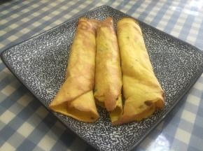 卷好后，放凉，就会变得酥脆了，透着黑芝麻的香味