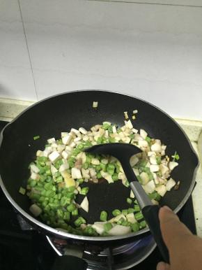 将食材冲洗干净，五花肉切小片，菌类配菜提鲜，绿色配菜提色。将葱姜蒜放入爆香，五花肉两个配菜加入翻炒，加入调味